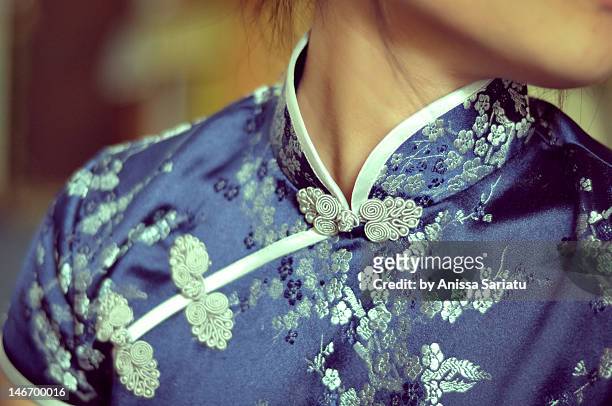 girl with blue qipao - cheongsam stockfoto's en -beelden