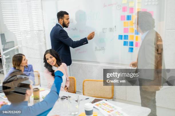 unternehmensmitarbeiter verwenden scrum board brainstorming-technik im konferenzraum - kanban stock-fotos und bilder