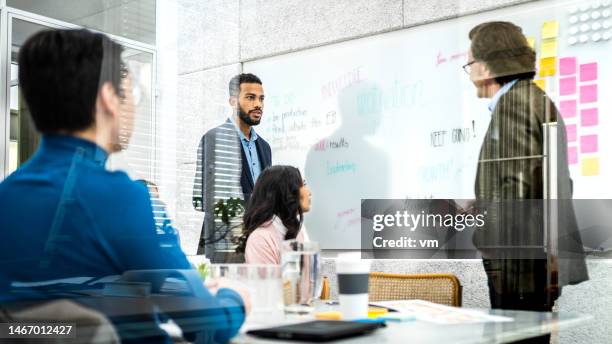 gerentes de proyectos afroamericanos y caucásicos que usan la técnica kanban - gestor de proyectos fotografías e imágenes de stock