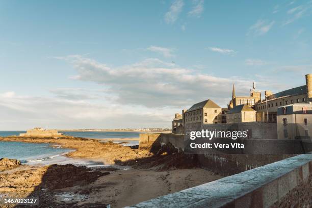 scenery panorama view of saint malo french city with medieval architecture fortress - terrasse panoramique photos et images de collection