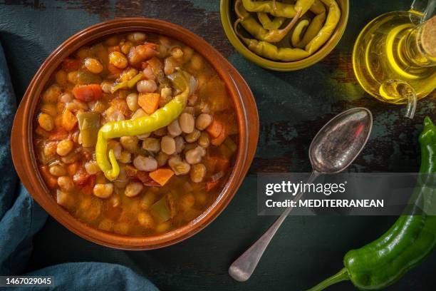 pochas a la navarra spanien weiße bohnen traditioneller eintopf mit paprika und chili - comunidad autonoma del pais vasco stock-fotos und bilder