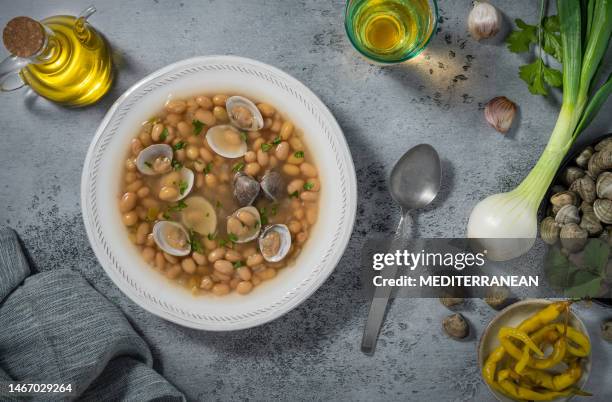 pochas fabes con almejas de asturias españa alfombrillas guiso de almejas - comunidad foral de navarra fotografías e imágenes de stock