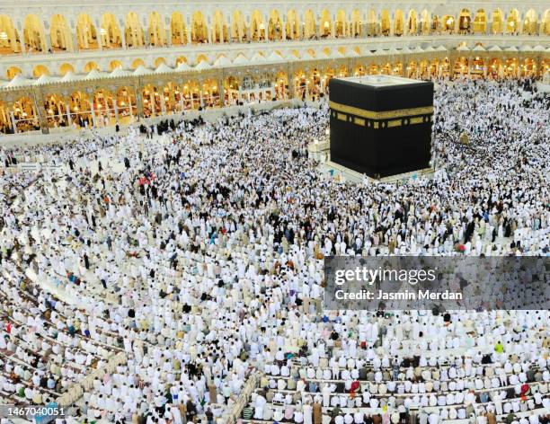 crowd of people praying in kaaba, mecca - mekka stockfoto's en -beelden