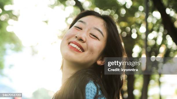 portrait of asian teenager girl with a big smile - big hair stockfoto's en -beelden