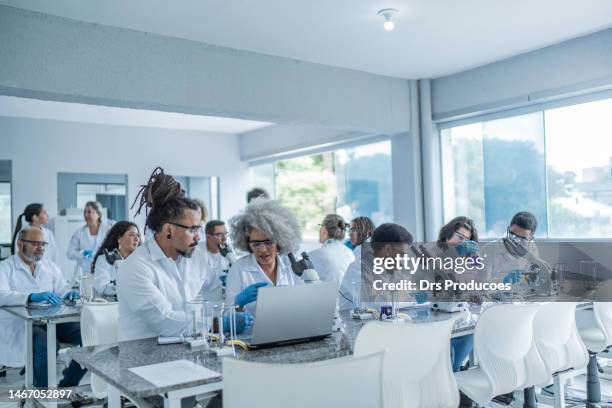 Lab Class Microscope Microbiology Class Photos and Premium High Res Pictures - Getty Images