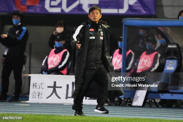 Toru Oniki,coach of Kawasaki Frontale looks on during the J.LEAGUE Meiji Yasuda J1 1st Sec. Match between Kawasaki Frontale and Yokohama F･Marinos at...