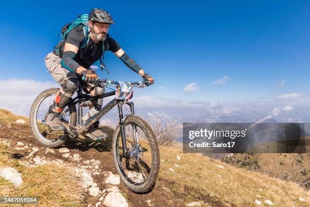 descente en vtt pittoresque, italie. - coudière photos et images de collection