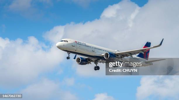 delta pour toujours - delta connection photos et images de collection