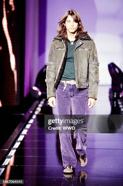 Versace Fall 2003 Collection Versace Fall 2003 Ready to Wear Menswear Runway Show News Photo - Getty ...