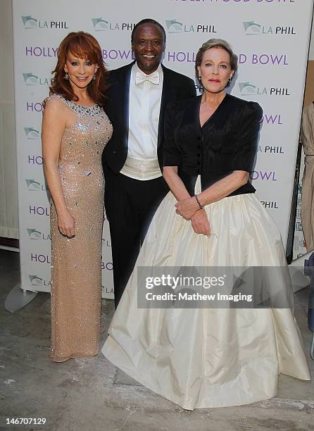 Singer and Hollywood Bowl Hall of Fame inductee Reba McEntire, conductor Thomas Wilkins and singer, actress and host Julie Andrews backstage at the...