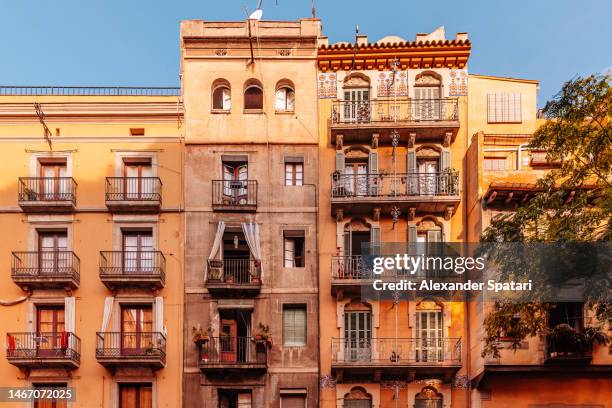 residential apartment building in el born district, barcelona, spain - tour of catalonia fotografías e imágenes de stock