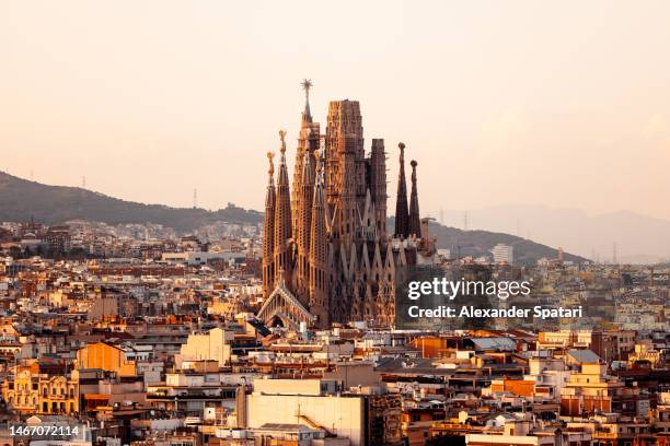 barcelona skyline with sagrada familia at sunset, catalonia, spain - sagrada familia foto e immagini stock