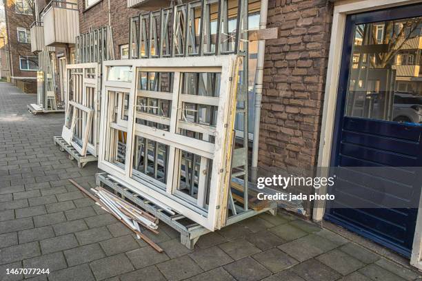 old plastic window frames placed outside - pvc stockfoto's en -beelden