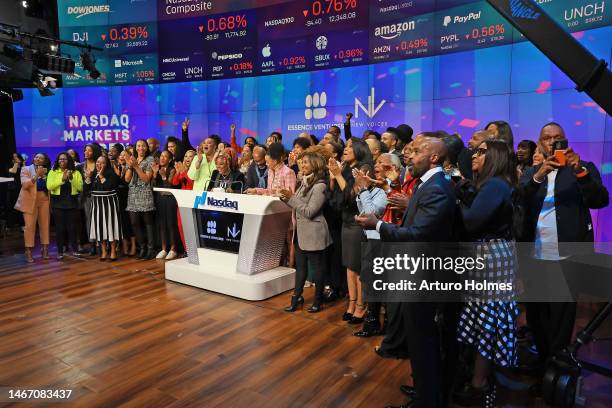 Stock Bell Ringing 4,362 Stock Exchange Bell Ringing Stock Photos, High-Res Pictures, and ...