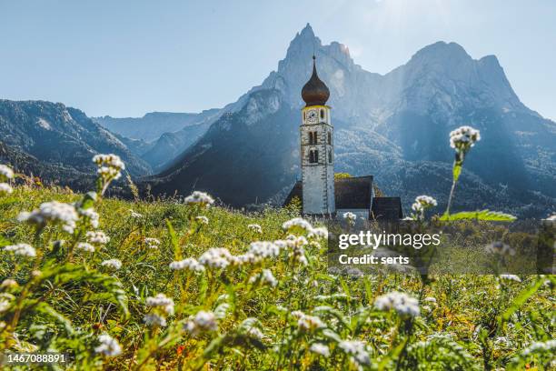 st. valentin church, castelrotto kastelruth with mount schlern in background in dolomites, south tyrol, italy - bavarian alps stock pictures, royalty-free photos & images