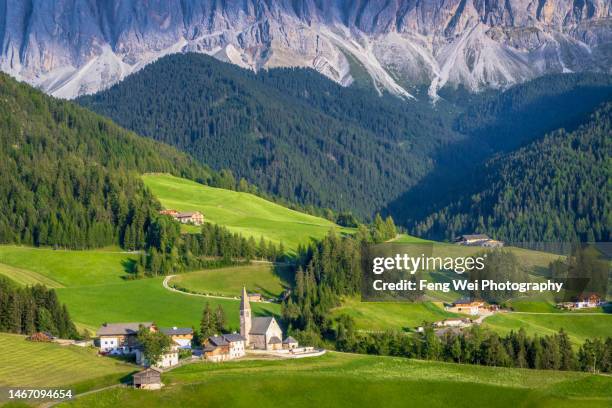 summer scenery at st. magdalena, funes valley, dolomites, south tyrol, italy - alto adige italy ストックフォトと画像