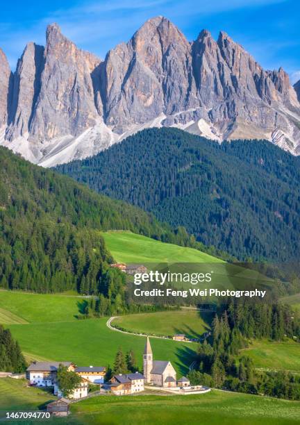 summer scenery at st. magdalena, funes valley, dolomites, south tyrol, italy - st magdalena - fotografias e filmes do acervo