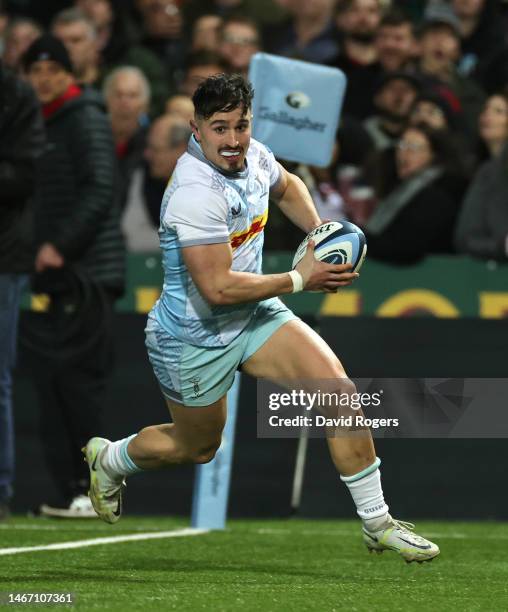 Cadan Murley of Harlequins breaks clear to score their second tryduring the Gallagher Premiership Rugby match between Gloucester Rugby and Harlequins...