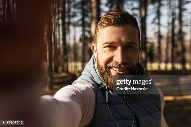 jeune coureur sur une routine matinale faisant un selfie - selfie men photos et images de collection