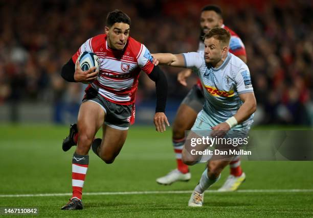 Santi Carreras of Gloucester gets past Scott Steele of Harlequins to score a second half try during the Gallagher Premiership Rugby match between...