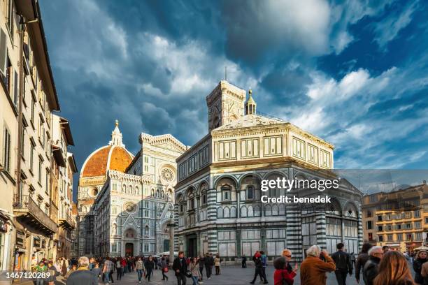 centro città firenze duomo italia piazza del duomo piazza del duomo piazza persone - fiorentina foto e immagini stock