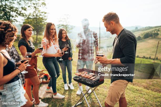 tous ensemble faire un barbecue - barbecue amis photos et images de collection