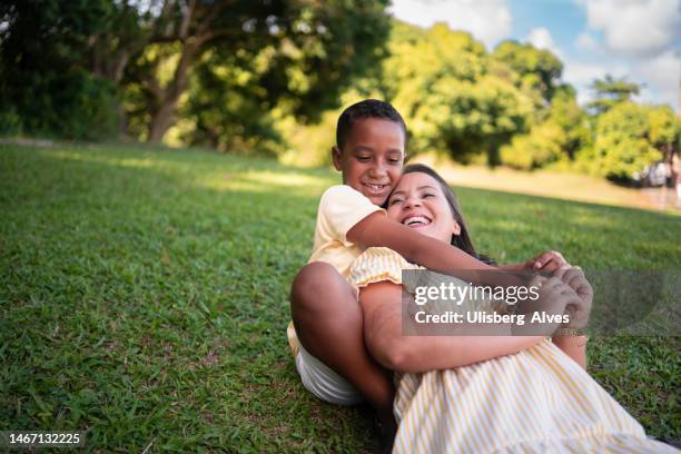 embrace of mother and outdoor son - pardo stockfoto's en -beelden