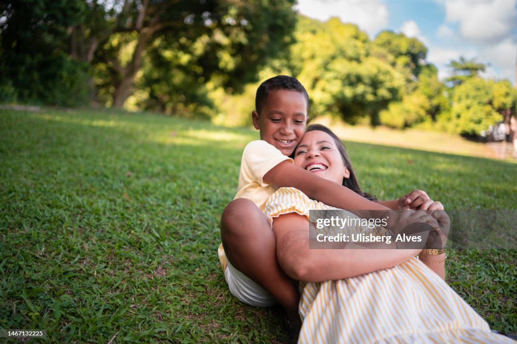 Abraço da Mãe e do Filho ao Ar Livre