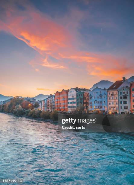 innsbruck stadtblick mit bunten häusern und bergen bei wunderschönem sonnenuntergang im historischen stadtzentrum tirol im westen österreichs. - tirol stock-fotos und bilder