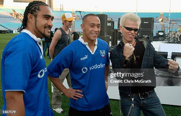 Henry Fafili and Motu Tony of the Warriors meet rock singer Billy Idol during a New Zealand Warriors training session held at Telstra Stadium in...