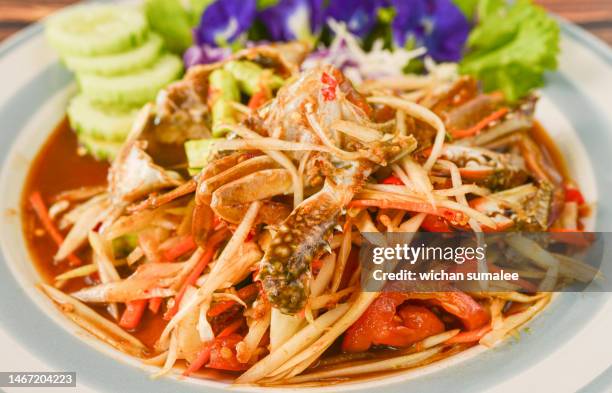 papaya salad with blue crab, thai food - blue crabs stock pictures, royalty-free photos & images