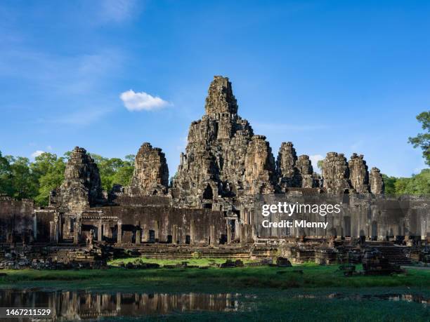 angkor thom ancient city bayon temple angkor wat siem reap cambodia - angkor wat bayon stockfoto's en -beelden