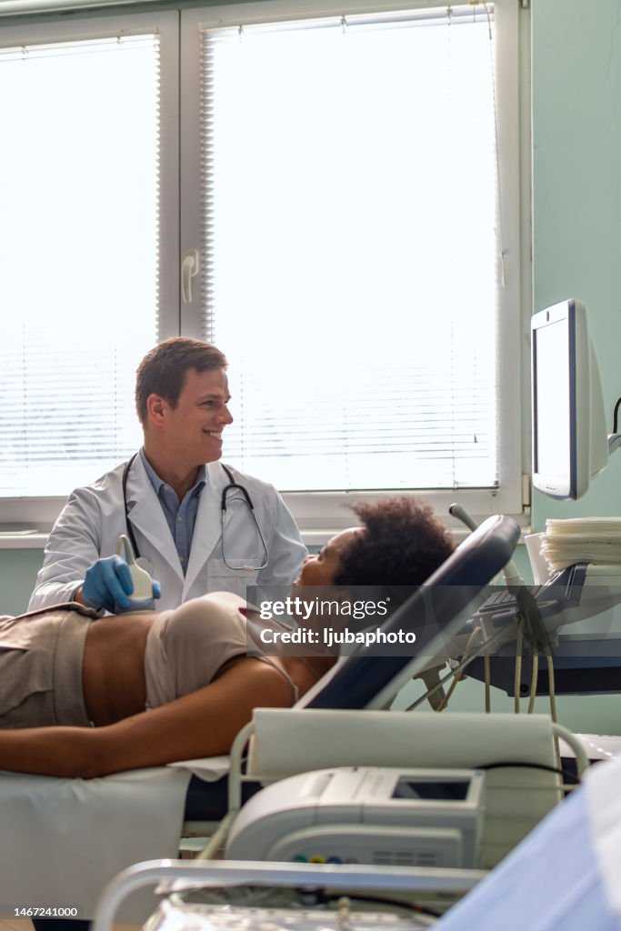 Frau bekommt ein Sonogramm im Krankenhaus