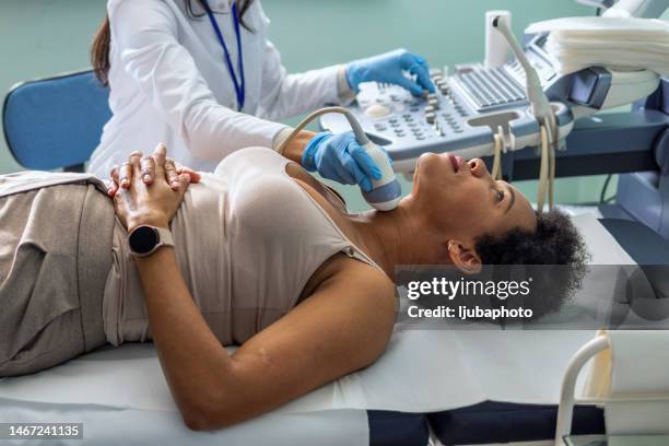 endocrinologista fazendo ultrassom da glândula tireoide em uma paciente do sexo feminino - throat photos - fotografias e filmes do acervo