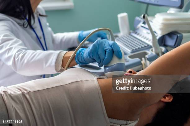 arzt macht echokardiographie für weibliche patientin - echokardiogramm stock-fotos und bilder