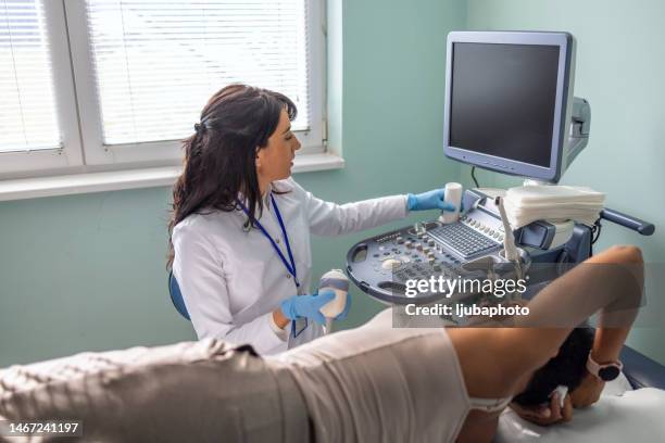una mujer joven está haciendo una ecografía de mama para la atención preventiva del cáncer de mama - seno fotografías e imágenes de stock