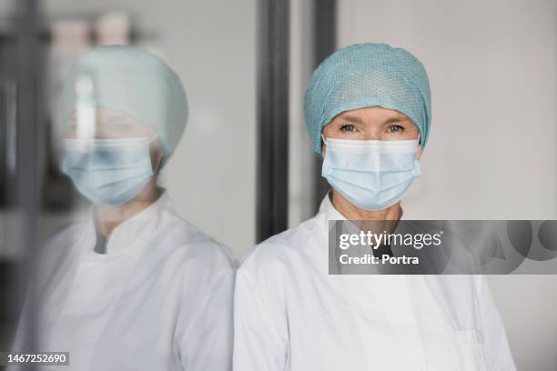 senior woman surgeon with surgical mask and cap in hospital - human head bildbanksfoton och bilder