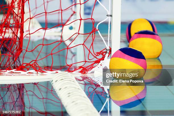 colorful water polo balls floating on the water next goal net - waterpolo fotografías e imágenes de stock