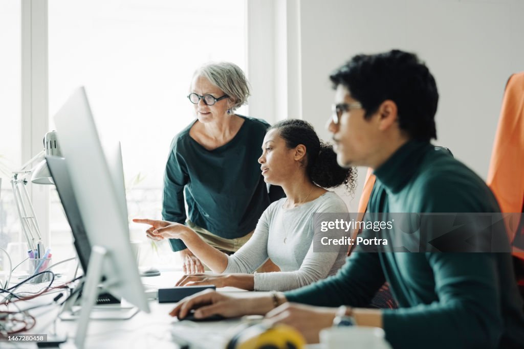 Geschäftsleute, die in einem Ingenieurbüro zusammenarbeiten