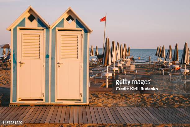 beach huts in bibione, italy - adriatic sea italy stock pictures, royalty-free photos & images