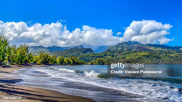 black sand beach of tahiti - insel tahiti stock-fotos und bilder