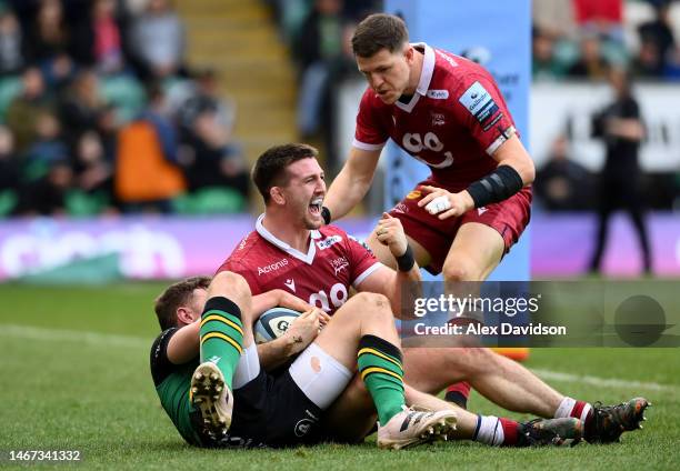 Tom Curry of Sale Sharks celebrates after scoring his sides 2nd try during the Gallagher Premiership Rugby match between Northampton Saints and Sale...