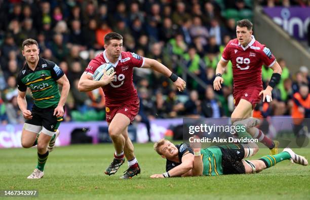 Tom Curry of Sale Sharks breaks past David Ribbans of Northampton Saints on the way to scoring his sides 2nd try during the Gallagher Premiership...