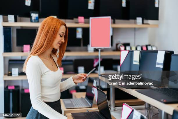 people in tech store - elektromarkt stockfoto's en -beelden