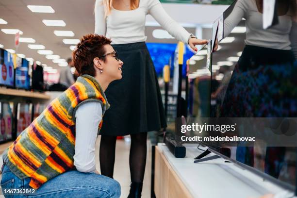 people in tech store - glee tv show imagens e fotografias de stock