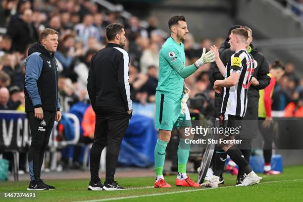 Martin Dubravka of Newcastle United is substituted on for teammate Elliot Anderson as Eddie Howe, Manager of Newcastle United, looks on during the...