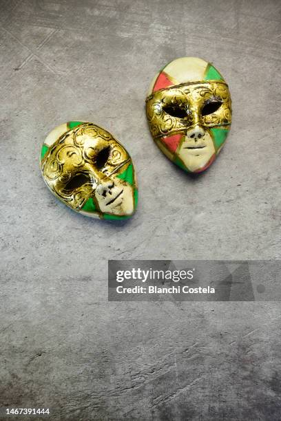 carnival masks on rustic background - theatrical masks foto e immagini stock