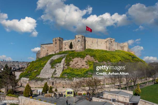 gaziantep castle in the centre of gaziantep city, southeastern anatolia of turkey - gaziantep city stock-fotos und bilder