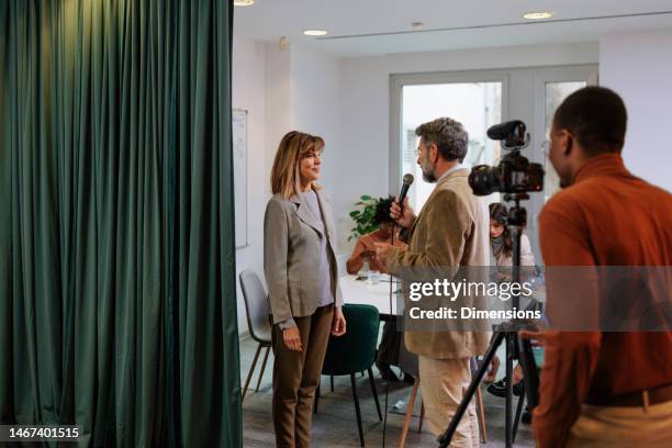 empresaria hablando para las noticias de televisión. - equipo fotográfico fotografías e imágenes de stock