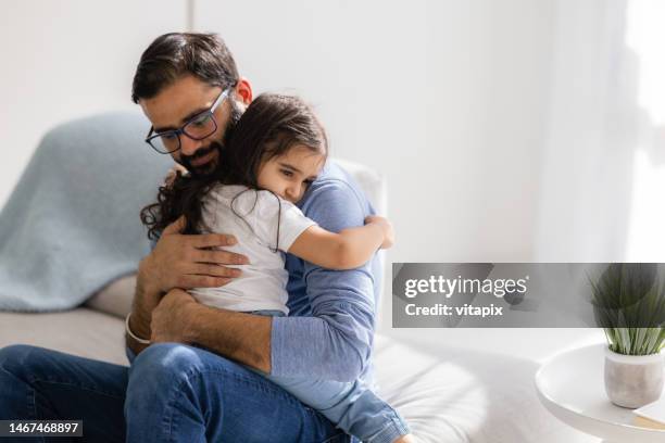 father consoling his young daughter - consoling stock pictures, royalty-free photos & images